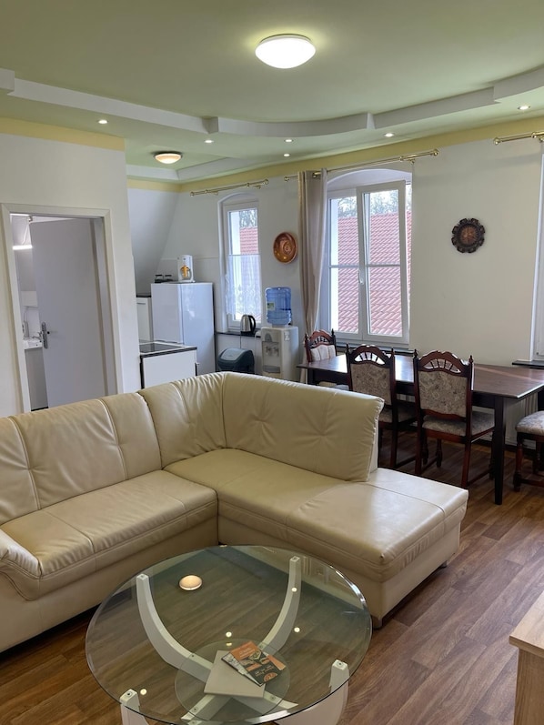 Living area - Triple Room - LEKOMA Pension (Niedergörsdorf)