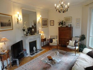 TV, fireplace, DVD player, books - This nice flat, in Plaine-Monceau, is traditional and can comfortably accommodate 4 people (Paris)