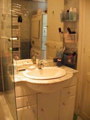 Baignoire, sĂšche-cheveux, serviettes fournies, savon