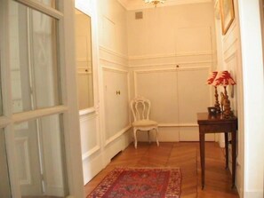 Interior - This nice flat, in Plaine-Monceau, is traditional and can comfortably accommodate 4 people (Paris)