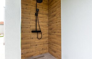Combined shower/bathtub - Lovely home in Dicmo with sauna (Dicmo)