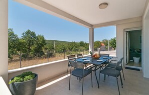 Outdoor dining - Lovely home in Dicmo with sauna (Dicmo)