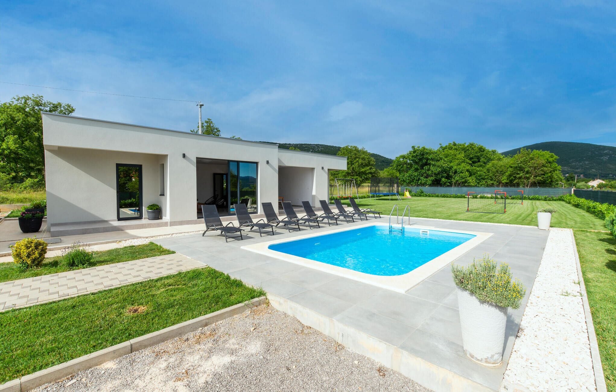 Una piscina al aire libre