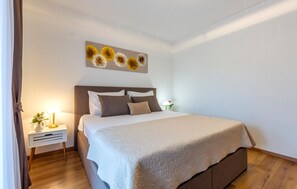 3 bedrooms, travel crib, free WiFi, bed sheets - Lovely home in Dicmo with sauna (Dicmo)