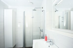 Regadera, secadora de cabello, toallas, shampoo 