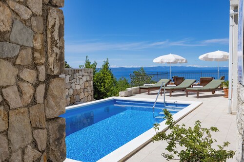 TOP OFFER-Charming cottage with heated pool in a quiet location and sea view