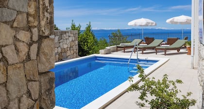 TOP OFFER-Charming cottage with heated pool in a quiet location and sea view