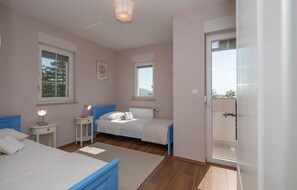 4 bedrooms, in-room safe, travel cot, free WiFi - 4 bedroom stunning home in Imotski (Imotski)