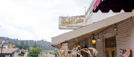 A building with a sign reading "Betts Gold Coin Sports Tavern".