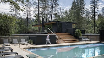 Utomhuspool och solstolar