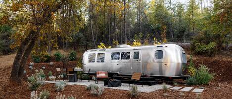 1 sovrum, sängtillbehör av högsta kvalitet och memory foam-madrasser