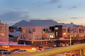 Un hôtel moderne à plusieurs étages, doté d’un parking et situé dans un cadre montagneux.