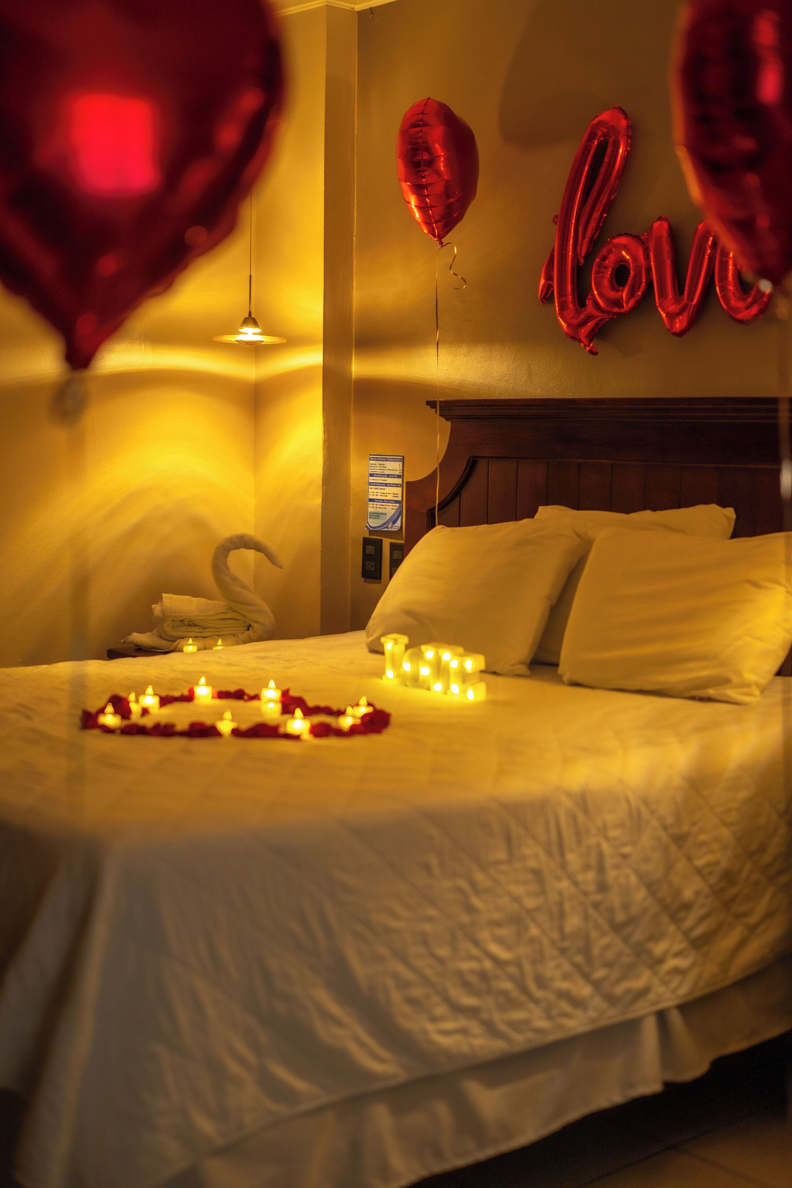 مكتب ومساحة عمل للكمبيوتر المحمول ومكواة/لوح كي وواي فاي مجانًا