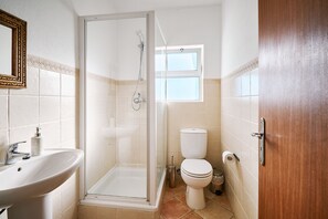 Badewanne, Haartrockner, Handtücher