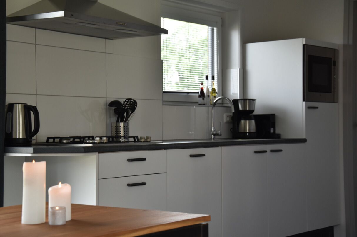 Een koelkast, een microgolfoven, een vaatwasser