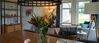 Nautisch de Luxe 6p - Three Bedroom Villa, Sleeps 6