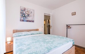 4 bedrooms, free WiFi, bed sheets - 4 bedroom lovely home in Privlaka (Privlaka)