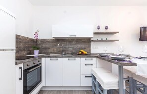 Refrigerador, parrilla de estufa, lavavajillas y cafetera y tetera 