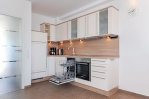 Kühlschrank, Mikrowelle, Ofen, Geschirrspüler
