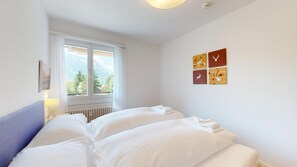 2 habitaciones, escritorio, tabla de planchar con plancha y wifi 