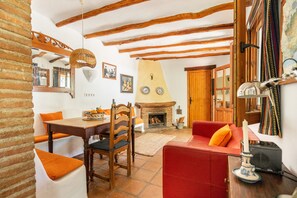 Smart-TV, Kamin, Bücher, Videothek