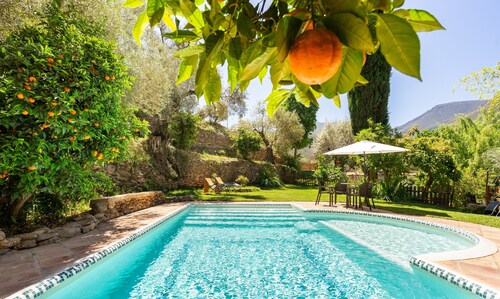 Sustainable High Level Cave House, Private huge Garden Calm View Child safe Pool