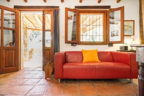 Smart-TV, Kamin, Bücher, Videothek