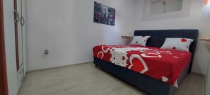 1 bedroom, WiFi, bed sheets - Apartment "Sara" *** (Pula)