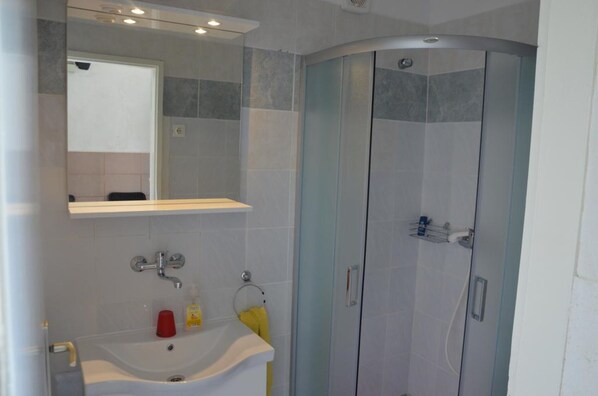 Shower, hair dryer, towels - Apartment "Sara" *** (Pula)
