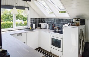 ثلاجة، موقد طهي مسطح، غسالة أطباق، ماكينة لصنع القهوة/الشاي