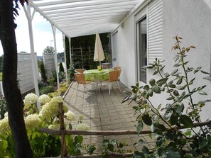 Outdoor dining - 2 room apartment on Lake Constance (Güttingen)