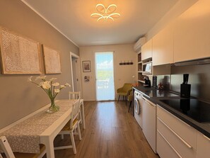 Réfrigérateur, micro-ondes, plaque de cuisson, lave-vaisselle