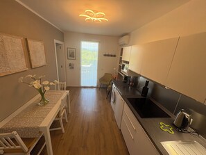 Fridge, microwave, stovetop, dishwasher - Nature Home Apartment (Sandrà)