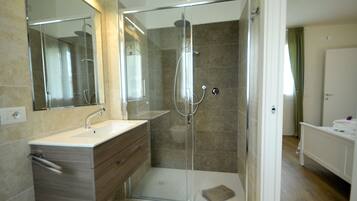 Dusche, Haartrockner, Bidet, Handtücher