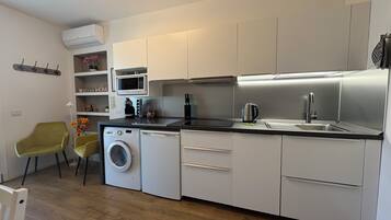 Frigorifero, microonde, piano cottura, lavastoviglie