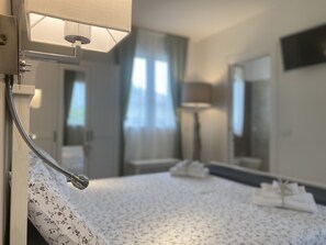1 slaapkamer, geluiddichte muren, een strijkplank/strijkijzer, reisbedje