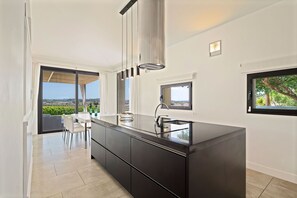 Een koelkast, een magnetron, een oven, een vaatwasser