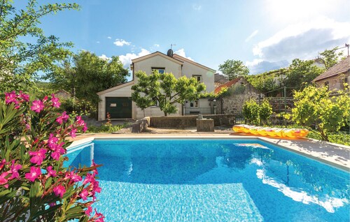 Gorgeous home in Slivno with WiFi