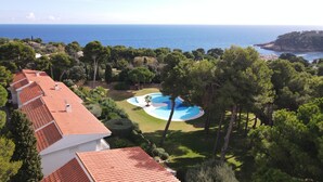A coastal property with a swimming pool, lush greenery, and a view of the sea. - Holiday rental apartment with swimming pool in Begur, Aiguablava (Begur)