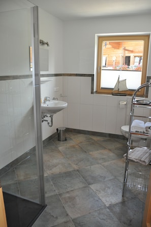 Douche, sèche-cheveux, serviettes fournies, papier toilette