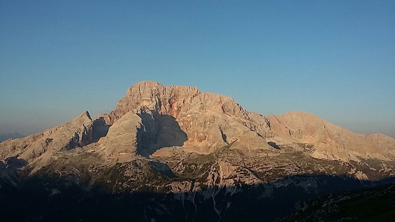 Ein Berg mit markantem Gipfel und zerklüftetem Gelände.