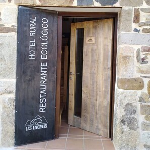 Property entrance - Hotel Rural Las Encinas (La Pernia)