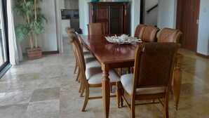 Phòng, nhiều giường, không hút thuốc | Khu vực ăn uống tại phòng