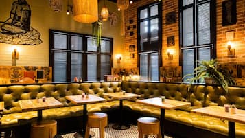 2 restaurantes, se sirven desayunos, comidas, cenas y cocina mexicana