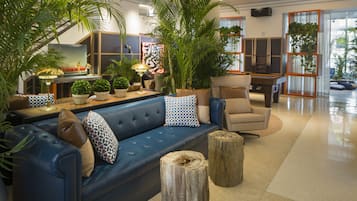 2 bars/lounges, poolside bar