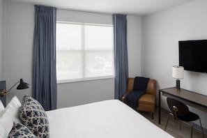 Deluxe King | 1 bedroom, premium bedding, in-room safe, soundproofing
