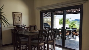 Ferienhaus, Mehrere Betten, Nichtraucher | Essbereich im Zimmer