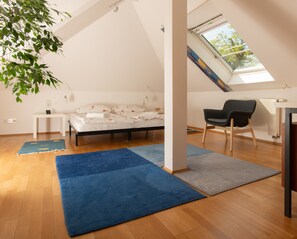 3 Schlafzimmer, Schreibtisch, Bügeleisen/Bügelbrett, Babybetten