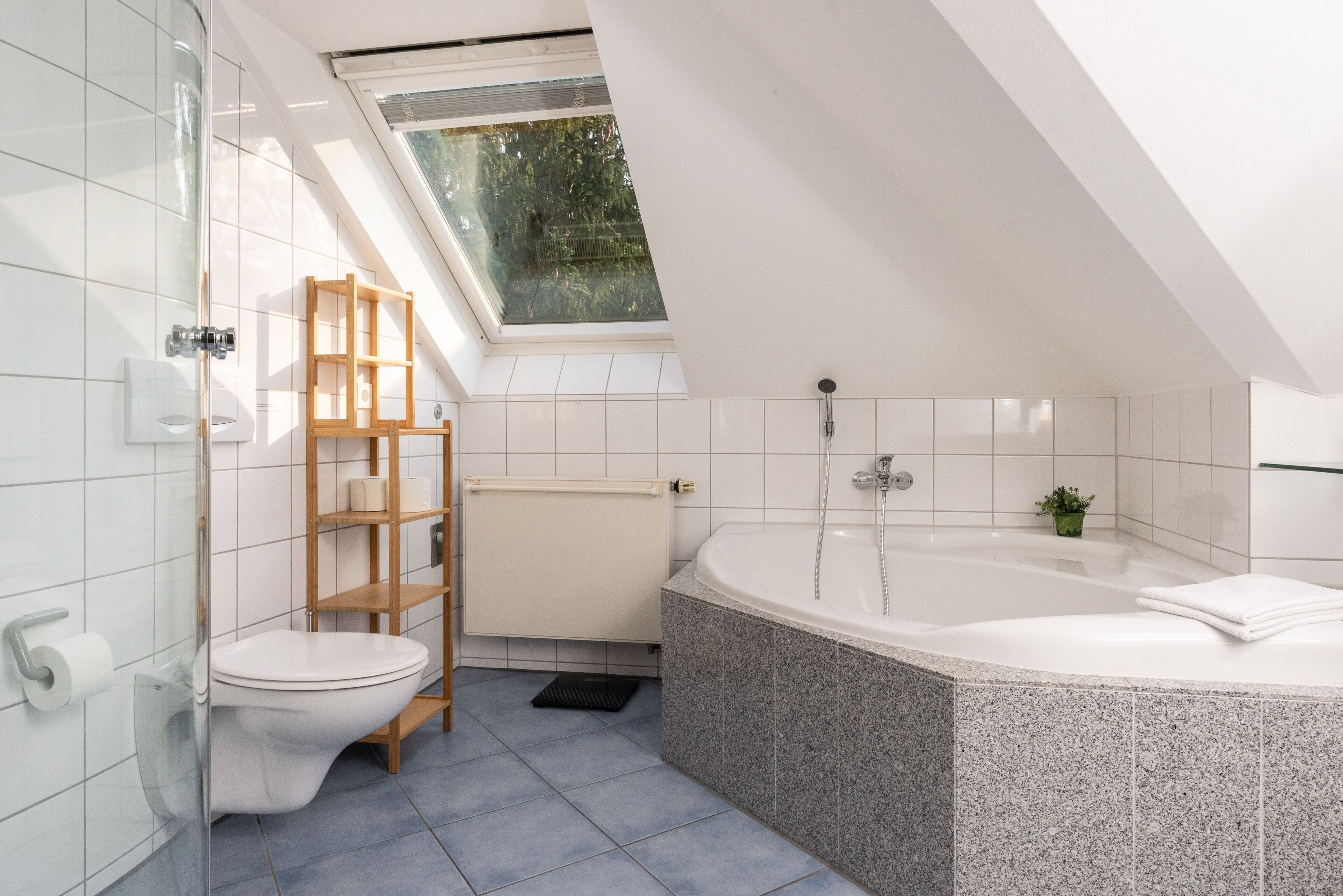 Badewanne, Haartrockner, Handtücher, Seife