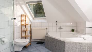 Badewanne, Haartrockner, Handtücher, Seife
